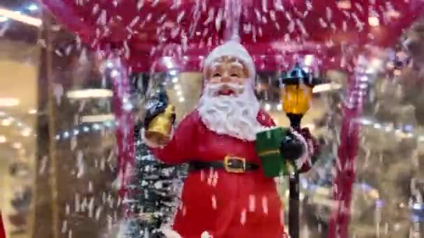 Santa Claus Zabawka Sztucznym Śniegiem Spada Niego Zbliżenie Filmiki Stockowe bez tantiem