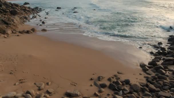 Piękny Krajobraz Pusty Tropikalnej Plaży Otoczony Kamiennych Głazów Wideo Stockowe