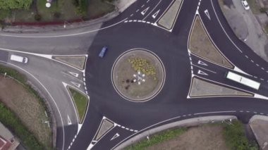 Döner kavşaktan geçen arabaların hava görüntüsü, dönüşümlü olarak İHA 'dan ateş ediliyor.