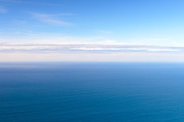 Açık mavi deniz ufukta bulutlar, doğal manzara, arka plan, duvar kağıdı