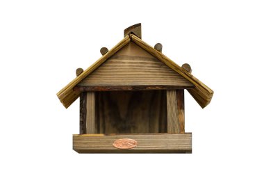 Tahta kuş evi beyaz arkaplanda izole edilmiş.