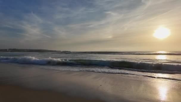 Vågor Rulla Sandstrand Mot Bakgrund Blå Himmel Solnedgång Vackert Landskap Videoklipp
