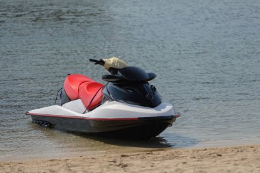 Kumsalda kırmızı jet ski