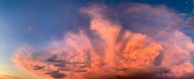 Gün batımında gökyüzünde güzel bulutlar. Panoramik dramatik manzara.