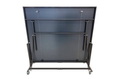 dikey ayakta duran masa tenisi beyaz arkaplanda izole