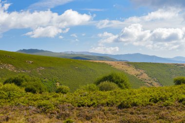 Mavi gökyüzünün altında yeşil dağlar, beyaz bulutlar, güzel doğa manzarası, duvar kağıdı