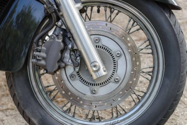 Siyah özel motosiklet fren diski olan ön tekerlek.