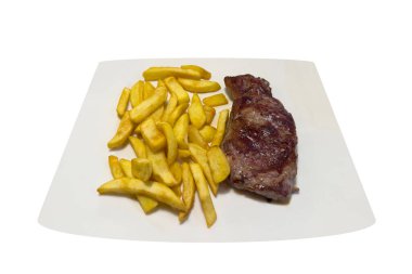 Kızarmış patatesli biftek beyaz arka planda izole edilmiş bir tabakta.