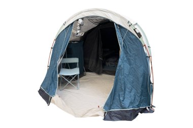 Beyaz arka planda izole edilmiş bir turizm çadırı