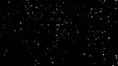 Siyah arka planda kar yağışı. İzole edilmiş arka planda düşen kar taneleri. Kar yağışı etkisi. Karlı hava, hafif rüzgar.