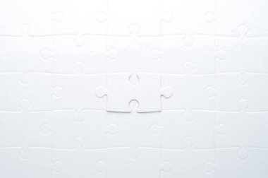 Beyaz yapboz, parlak mavi bir arka planda, bir parça eksik. Sorun çözme, takım çalışması, çözümler ya da eksik bağlantılar kavramı. Kopyalama alanı olan minimalist kompozisyon.