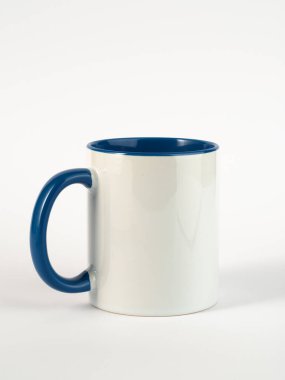 Mavi saplı ve iç kısımlı kupa. İzole edilmiş arka planda iki tonluk 130 gramlık bardak..