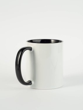 Siyah saplı ve iç kısımlı kupa. İzole edilmiş arka planda iki tonluk 130 gramlık bardak..