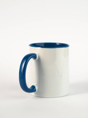 Mavi saplı ve iç kısımlı kupa. İzole edilmiş arka planda iki tonluk 130 gramlık bardak..