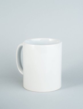 Siyah saplı ve iç kısımlı kupa. İzole edilmiş arka planda iki tonluk 130 gramlık bardak..