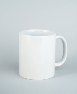 Siyah saplı ve iç kısımlı kupa. İzole edilmiş arka planda iki tonluk 130 gramlık bardak..