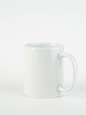 Siyah saplı ve iç kısımlı kupa. İzole edilmiş arka planda iki tonluk 130 gramlık bardak..