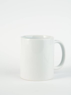 Siyah saplı ve iç kısımlı kupa. İzole edilmiş arka planda iki tonluk 130 gramlık bardak..