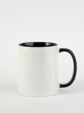 Siyah saplı ve iç kısımlı kupa. İzole edilmiş arka planda iki tonluk 130 gramlık bardak..