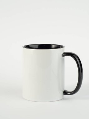 Siyah saplı ve iç kısımlı kupa. İzole edilmiş arka planda iki tonluk 130 gramlık bardak..