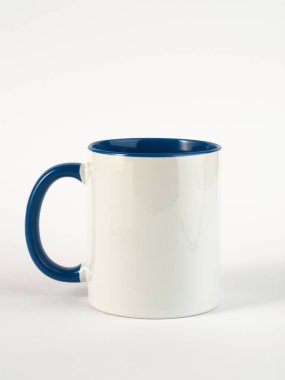 Mavi saplı ve iç kısımlı kupa. İzole edilmiş arka planda iki tonluk 130 gramlık bardak..