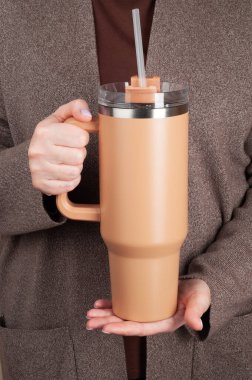 Kadın el ele tutuşan 40 onsluk bardak. Tumbler with Thdle, Travel Bardak Kapaklı Lid