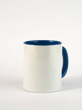 Mavi saplı ve iç kısımlı kupa. İzole edilmiş arka planda iki tonluk 130 gramlık bardak..