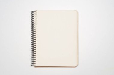 Beyaz zemin üzerinde halka omurgası izole boş çizim defteri veya defter kağıdı