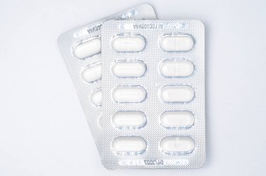 Beyaz arka planda iki hap paketinin üst görüntüsü. Tıbbi, eczane, sağlık ve ilaç tasarımı, stok resimleri ve sağlıkla ilgili sunumlar için ideal.