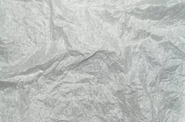 Beyaz buruşuk paket kağıdı dokusu, arka planda izole edilmiş. Kaba katlanmış yüzey ideal ambalaj, paketleme, el sanatları, yapıştırma kitabı, tasarım ve sanatsal projeler için.