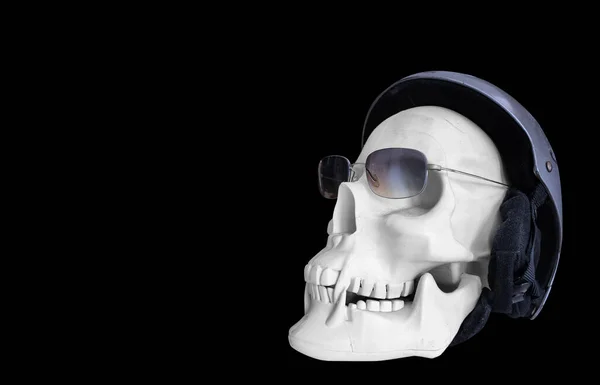 검은색 안경과 헬멧을 인간의 두개골 — 스톡 사진