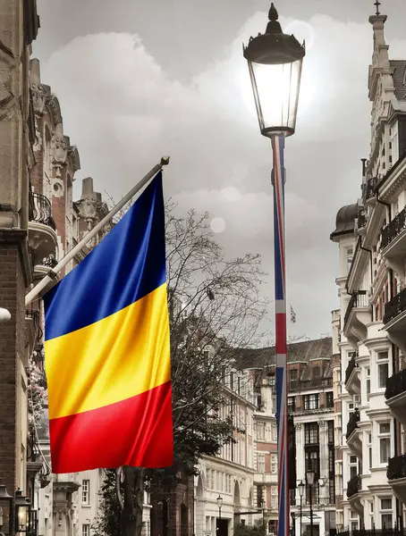  Londra kenti, İngiltere, Romanya ipek bayrağı - 3D illüstrasyon