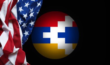 Amerikan bayrağı sallamanın yanında Artsakh 'ın ulusal kimlik amblemi gösterildi