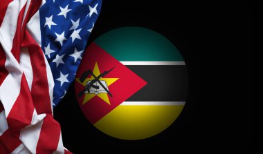 Mozambik 'in ulusal ambleminin yanında dalgalı ABD bayrağı