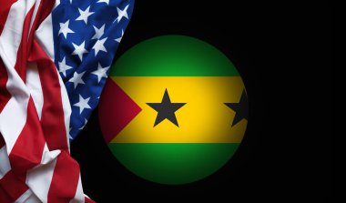 Klasik Amerikan bayrağı yakınındaki Sao Tome ulusal amblemi