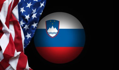 Slovenya vatanseverlik sembolü hafifçe hareket eden Amerikan bayrağının yanında