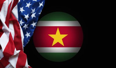 Dalgalı Amerikan bayrağı yakınındaki Surinam ülkesinin temel görüntüsü