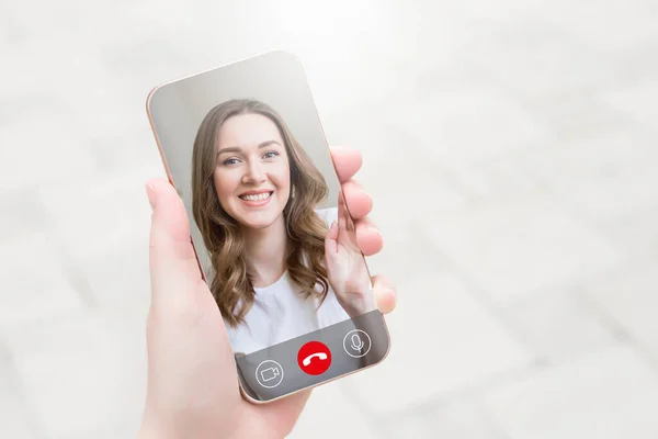 Young Girl Holds Mobile Phone Hand Talking Her Girlfriend Video — Stock Photo, Image