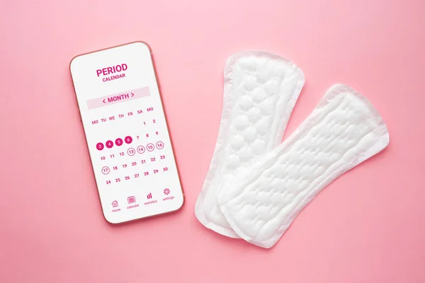 Aplicativo Calendário Menstruação Smartphone Está Isolado Fundo Rosa Com Duas — Fotografia de Stock