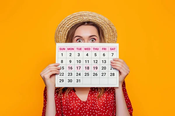 Zaszokowana Dziewczyna Trzymająca Kartkę Papieru Miesięcznym Kalendarzem Opóźniona Miesiączka Kobiety — Zdjęcie stockowe