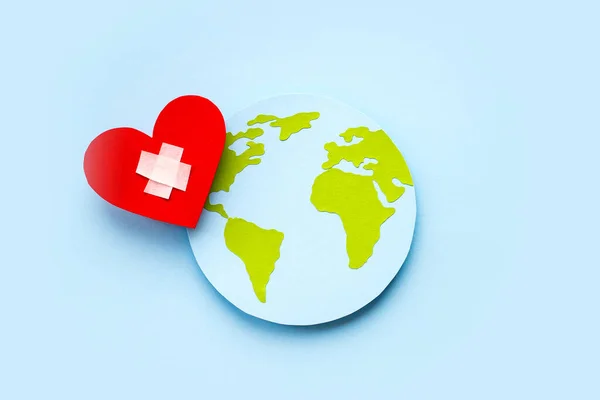 Conceito Dia Saúde Mundial Globo Papel Coração Vermelho Fundo Azul — Fotografia de Stock