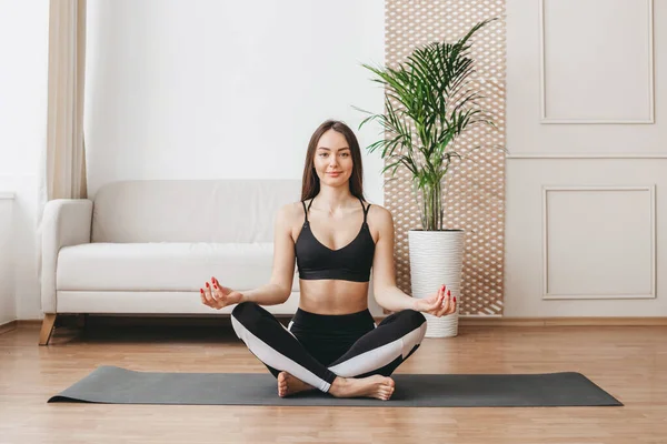 Giovane Donna Caucasica Che Yoga Mattutino Casa Meditazione Anima Corpo — Foto Stock