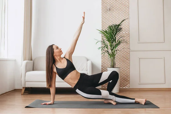 Schöne Junge Frau Praktiziert Yoga Hause Ein Mädchen Schwarzer Sportbekleidung — Stockfoto