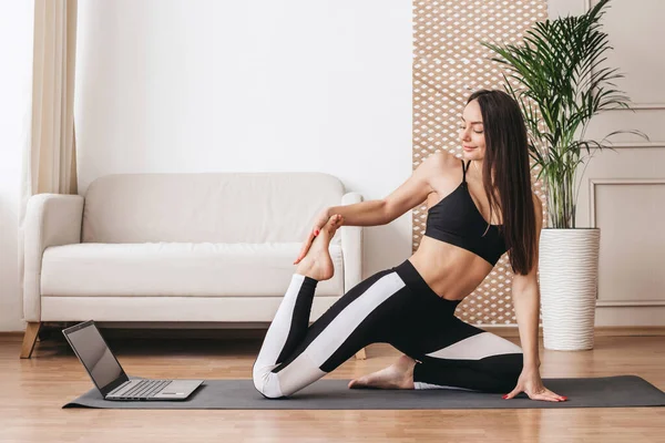 Junge Frau Macht Yoga Und Stretching Hause Online Pilates Und — Stockfoto