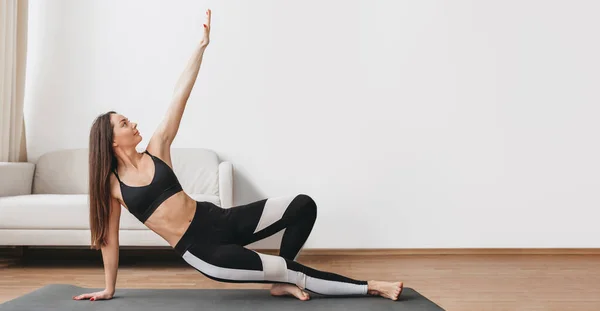 Junge Frau Praktiziert Yoga Und Stretching Hause Auf Weißem Wandhintergrund — Stockfoto