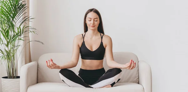 Eine Junge Frau Sitzt Einer Lotusposition Und Meditiert Yoga Kurse — Stockfoto