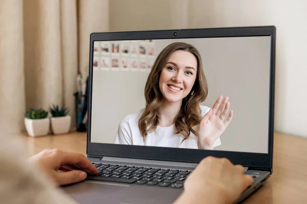 Salud Mental Mujer Psicóloga Hablando Con Cliente Usando Videollamada Portátil — Foto de Stock