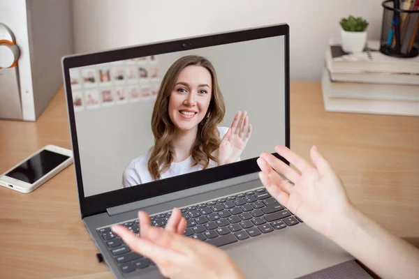 Salud Mental Mujer Psicóloga Hablando Con Cliente Usando Videollamada Portátil — Foto de Stock