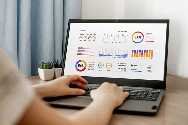 Analiz istatistikçisi İşletme Araştırma Veri İstatistikleri Konsepti ile uzaktan çalışan bir kadın
