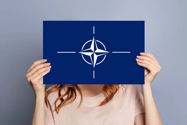 Samica Trzyma Puste Białe Bańki Mowy Flagą Nato Izolowane Szarym — Zdjęcie stockowe